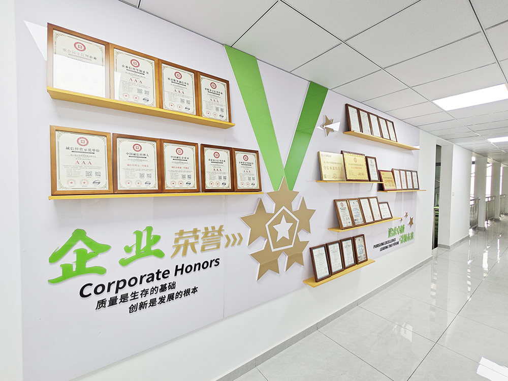 Muro de honor corporativo de ZXJ Machinery que muestra certificaciones de calidad, premios a la innovación y placas de patentes exhibidas en la oficina de la empresa.