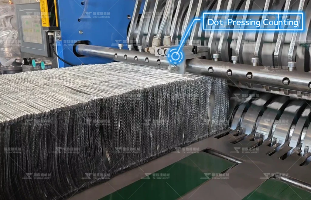 Dot-pressing counting mechanism marking each batch of pop-up aluminum foil sheets on a folding machine